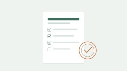 Ilustración editorial de un documento tipo checklist con tres casillas marcadas y una en proceso, acompañado de un sello circular de aprobación en color terracota, sobre fondo verde claro.